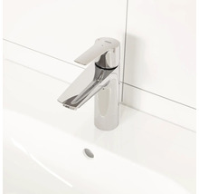 Mitigeur de lavabo brillant sur un lavabo