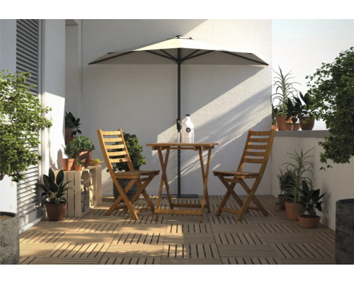 Terrasse avec table de jardin, chaises, parasol et plantes pour une atmosphère conviviale