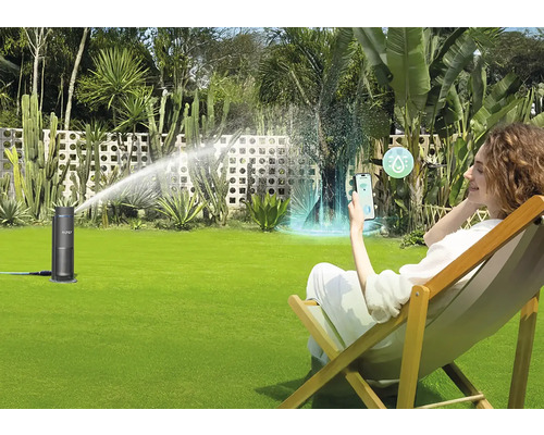 Smarter Rasensprenger im Einsatz, gesteuert per App im Garten.