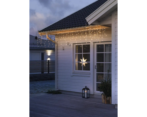 Façade de maison avec guirlande lumineuse stalactite et étoile de fenêtre pour décoration de Noël