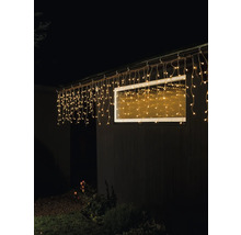 Guirlande lumineuse glaçon sur un bâtiment avec fenêtre