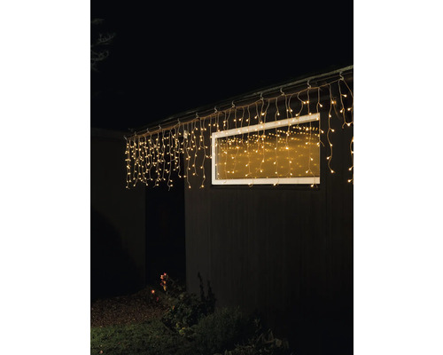 Guirlande lumineuse glaçon sur un bâtiment avec fenêtre