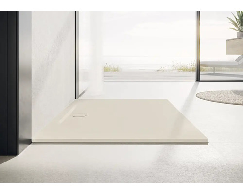 Douche à l''italienne avec receveur de douche plat dans une salle de bain lumineuse.