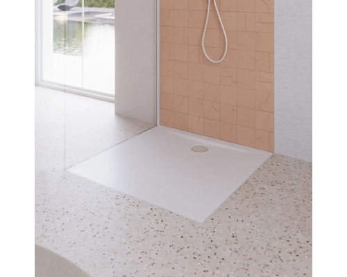 Receveur de douche carré dans une salle de bains avec pomme de douche