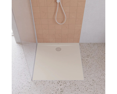 Receveur de douche carré avec cabine de douche dans une salle de bains.