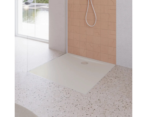 Receveur de douche carré dans une salle de bain moderne