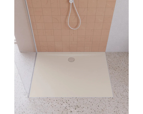 Douche à l''italienne avec receveur plat et panneau mural