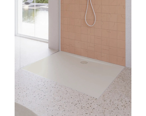 Douche à l''italienne avec receveur plat et mur carrelé