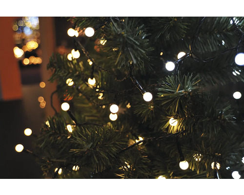 Gros plan d''un sapin de Noël avec des guirlandes lumineuses