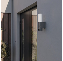 Aussenleuchte mit integrierter Überwachungskamera an der Hauswand