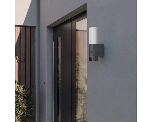 Aussenleuchte mit integrierter Überwachungskamera an der Hauswand