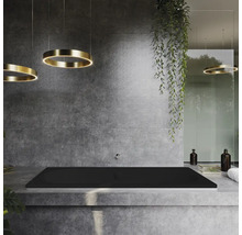 Salle de bains avec baignoire noire, mur gris et plafonniers ronds