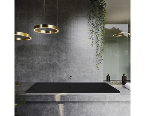 Salle de bains avec baignoire noire, mur gris et plafonniers ronds