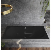 Baignoire noire dans une salle de bain avec des murs gris et un éclairage décoratif