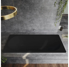 Baignoire noire dans une salle de bain avec des carreaux gris