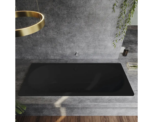 Baignoire noire dans une salle de bain avec des carreaux gris