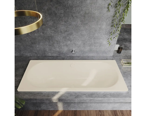 Baignoire beige dans une salle de bains avec des carreaux gris