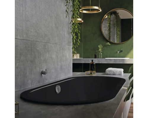 Salle de bains moderne avec baignoire noire, lavabo et miroir