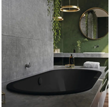 Salle de bains moderne avec baignoire îlot, lavabo et miroir