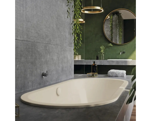 Modernes Badezimmer mit freistehender Badewanne, Waschtisch und Spiegel.