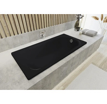 Baignoire noire dans une salle de bains au design moderne.