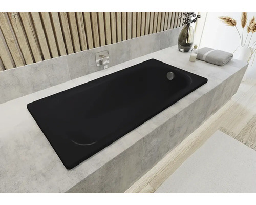 Baignoire noire dans une salle de bains au design moderne.
