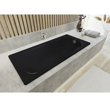 Baignoire noire dans une salle de bain lumineuse