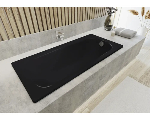 Baignoire noire dans une salle de bain lumineuse