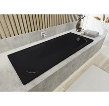 Baignoire noire dans une salle de bain avec des éléments décoratifs
