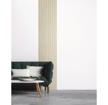 Salon avec canapé, table et panneaux muraux