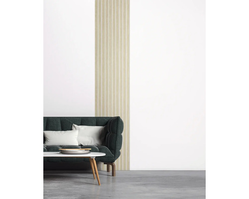 Salon avec canapé, table et panneaux muraux