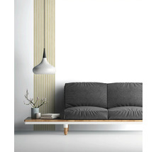 Salon avec canapé gris, lampe et décoration