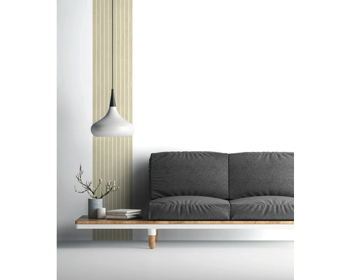 Salon avec canapé gris, lampe et décoration