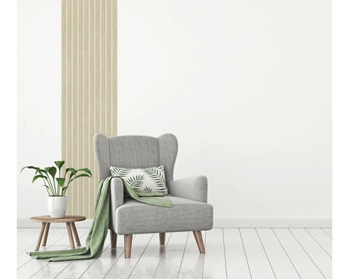 Coin lecture confortable avec fauteuil, table d''appoint et plante d''intérieur