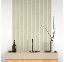 Salle de bains avec lavabo, robinet et panneaux muraux