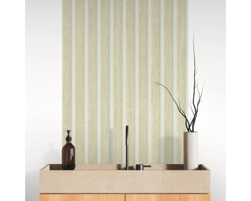 Salle de bains avec lavabo, robinet et panneaux muraux