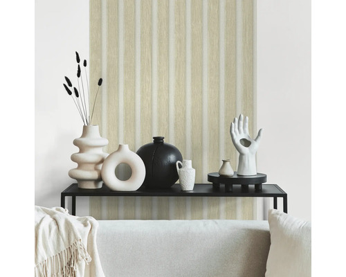 Salon avec panneaux muraux décoratifs, étagères et éléments décoratifs.