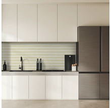 Cuisine moderne avec armoires blanches, évier, carreaux à motifs horizontaux et réfrigérateur