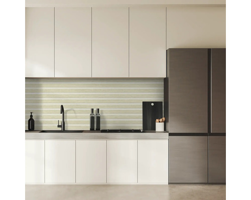 Cuisine moderne avec armoires blanches, évier, carreaux à motifs horizontaux et réfrigérateur