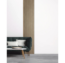 Salon avec canapé, table et panneau en bois au mur