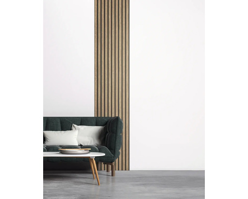 Salon avec canapé, table et panneau en bois au mur