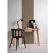 Aménagement d''un espace de travail avec bureau, chaise, lampe et panneaux muraux