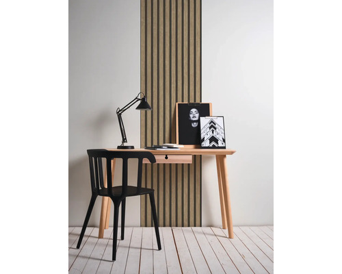 Aménagement d''un espace de travail avec bureau, chaise, lampe et panneaux muraux