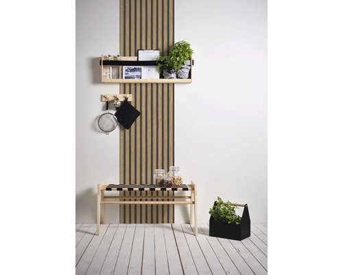 Espace de vie avec panneau mural, étagère de rangement, tabouret et panier de rangement