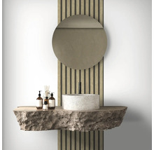 Intérieur de salle de bains moderne avec miroir rond, vasque à poser en béton et étagère en pierre naturelle