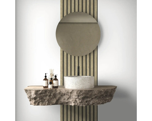 Intérieur de salle de bains moderne avec miroir rond, vasque à poser en béton et étagère en pierre naturelle