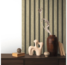 Panneaux décoratifs en bois sur un mur avec des accessoires sur un buffet