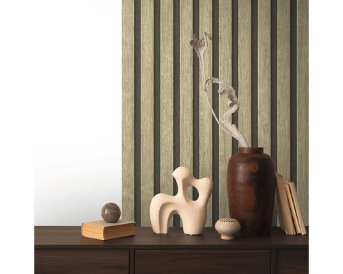 Panneaux décoratifs en bois sur un mur avec des accessoires sur un buffet