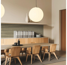 Intérieur avec table à manger, chaises en bois, suspension et décoration