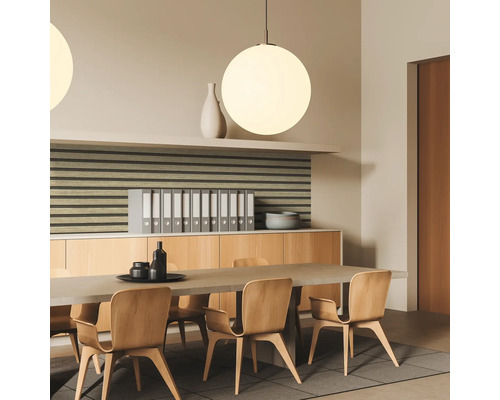 Intérieur avec table à manger, chaises en bois, suspension et décoration